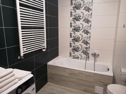 uma casa de banho com banheira e WC em Apartament Marzenie 2 - Opole em Opole