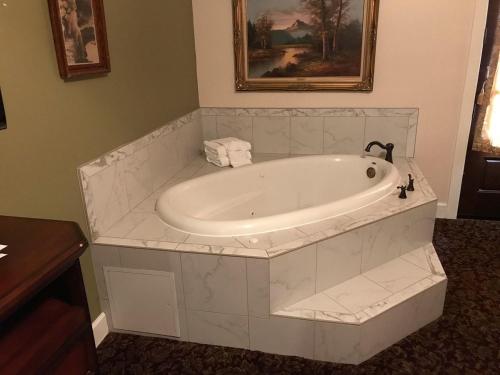 Ett badrum på National Hotel Jackson