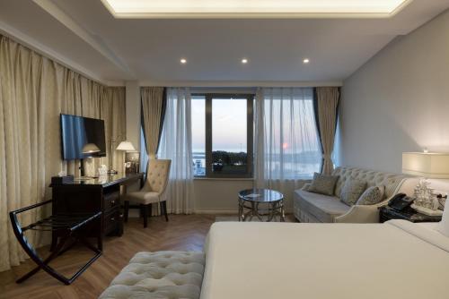 A seating area at Marina Yacht Hotel Sochi