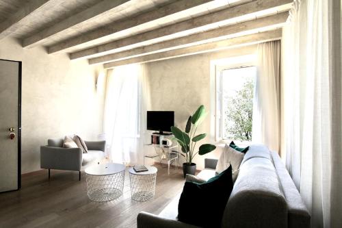 a living room with a couch and a table at Casa della Pianista in Gargnano