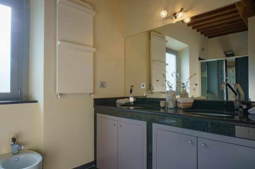 a kitchen with a sink and a toilet in it at Alba Morus Bed & Breakfast sentiti a casa nel cuo in Arezzo