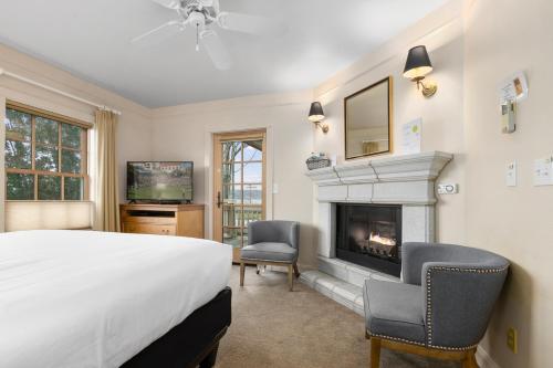 a bedroom with a bed and a fireplace at Saratoga Inn in Langley