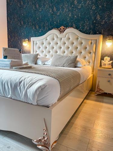 a white bed with a white bed frame in a room at Transylvania Mountain View CDI in Bran