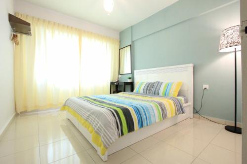 a bedroom with a bed and a window at Cosy Stay Melaka in Melaka