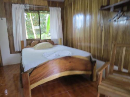 Ένα ή περισσότερα κρεβάτια σε δωμάτιο στο Poponjoche Lodge Caño Negro