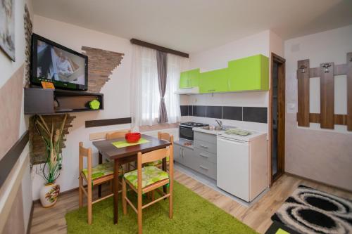 Virtuvė arba virtuvėlė apgyvendinimo įstaigoje Apartmani Jokic