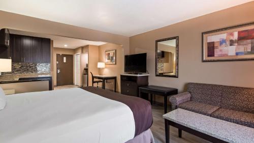 Televisyen dan/atau pusat hiburan di Best Western Lumberton