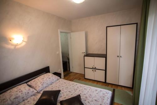 En eller flere senge i et værelse på Apartmani Jokic