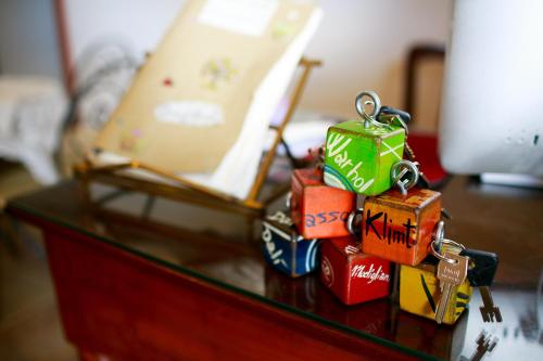 a table with a bunch of keys on a table at Nido Verde in Agerola
