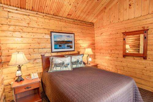 A bed or beds in a room at Grande Denali Lodge