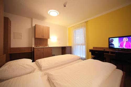 Postel nebo postele na pokoji v ubytování Fair-Price-Hotel