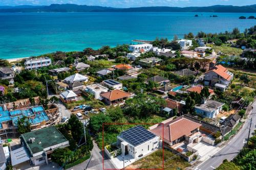 名護市にあるVilla Felice Sumuideの海辺の小さな町の空中風景