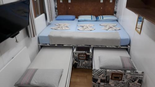 Postel nebo postele na pokoji v ubytování Kitinet Container próximo Praia e Beto Carrero