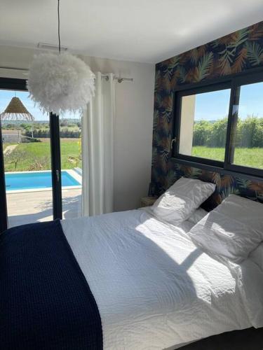 une chambre avec un lit et une vue sur une piscine dans l'établissement Villa de vacances avec piscine Lussan(proche Uzes), à Lussan