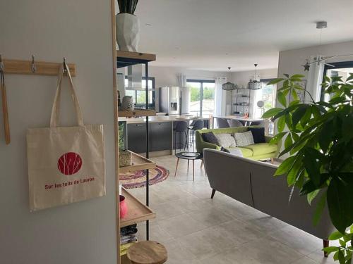 un salon avec un canapé et une cuisine dans l'établissement Villa de vacances avec piscine Lussan(proche Uzes), à Lussan