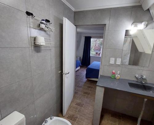 Ванная комната в Ciao Bariloche - habitaciones privadas en hostel
