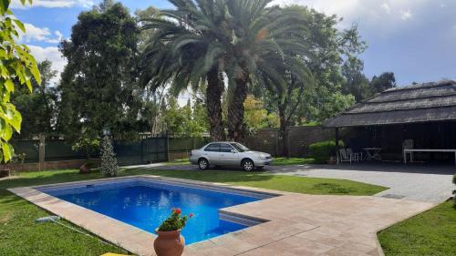 un coche aparcado en un patio con piscina en Casa Villa Nueva en Mendoza