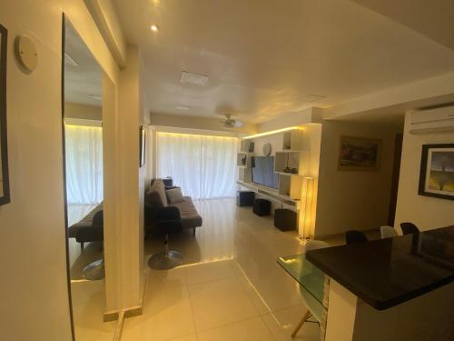 GUARAJUBA Condomínio PARAÍSO DOS CORAIS BEACH RESORT 132 في غوارايوبه: غرفة معيشة مع أريكة وطاولة