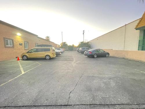 ein Parkplatz mit Autos neben einem Gebäude in der Unterkunft EL PATIO HOTEL in San Bernardino
