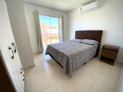 Tempat tidur dalam kamar di Sobrado Ingleses/Santinho - Vista Mar