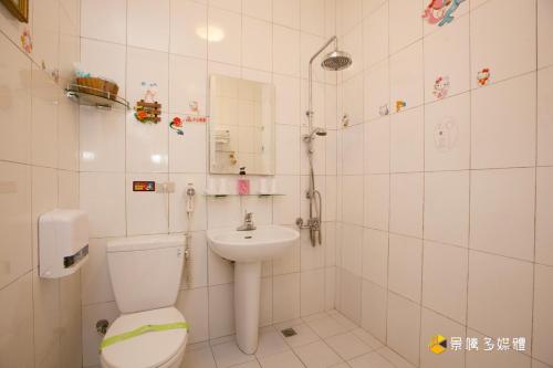 ein Badezimmer mit Toilette und Waschbecken in der Unterkunft Hai Yang Feng Qing Homestay in Hualien