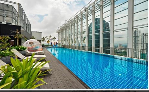 una gran piscina en la parte superior de un edificio en Suasana Suites D'homestay JB Town, en Johor Bahru