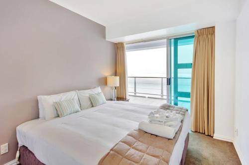 Cama o camas de una habitación en QV Stunning 2 Bed Condo - 378