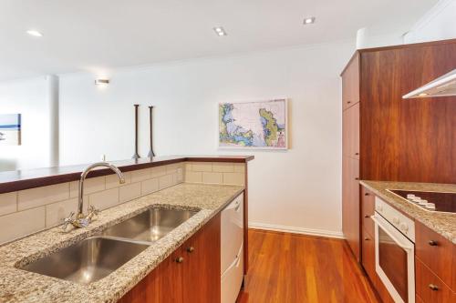 Η κουζίνα ή μικρή κουζίνα στο QV Stays Waterfront Getaway