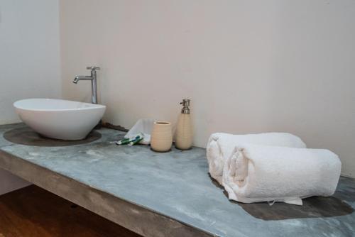 a bathroom with a sink and a counter with a sink at Vistazul in Vichayito