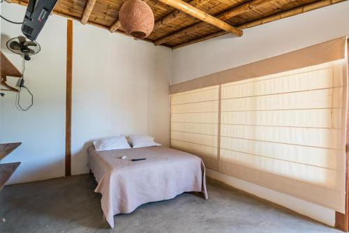 a bedroom with a bed in a room at Vistazul in Vichayito