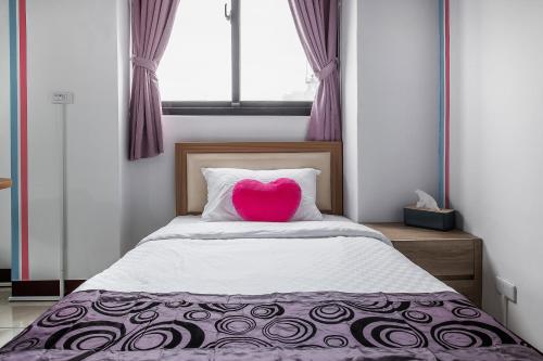 Una cama o camas en una habitación de Chaohai Homestay