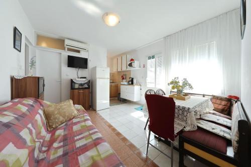 ein Wohnzimmer mit einem Sofa und einem Tisch in der Unterkunft Apartments Djurdja - 20 m from beach in Murter