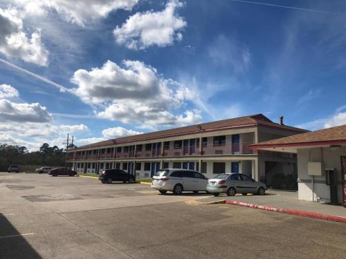 un edificio con auto parcheggiate in un parcheggio di Executive Inn & Suites a Beaumont