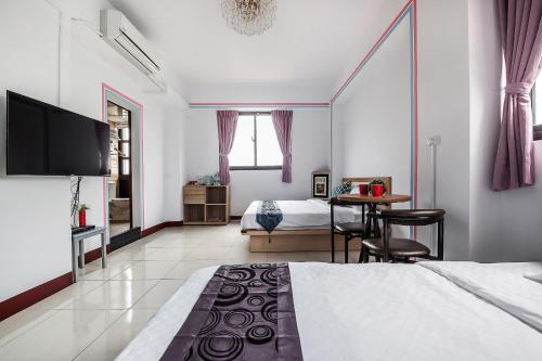 Una televisión o centro de entretenimiento en Chaohai Homestay