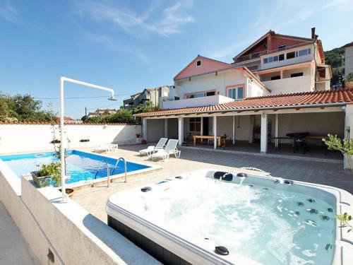 Gallery image of Apartments Denko - with pool in Kali