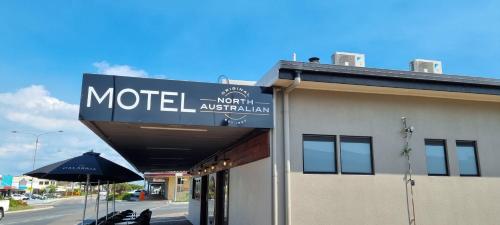un panneau du motel sur le côté d'un bâtiment dans l'établissement Original North Australian, à Bowen