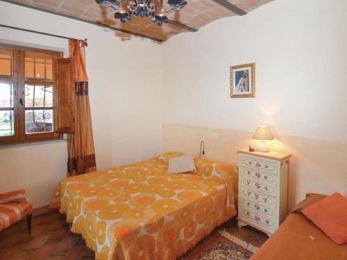 1 dormitorio con 1 cama, vestidor y ventana en Belvilla by OYO La Quiete di Montalbano, en Città di Castello