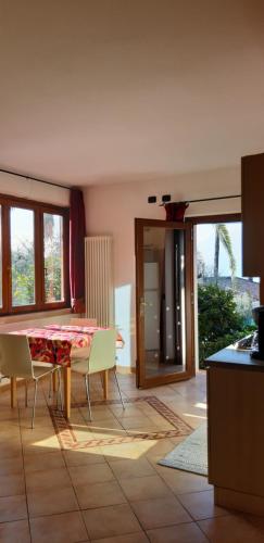 a kitchen with a table and chairs in a room at Appartamenti Villa Eden in Malcesine