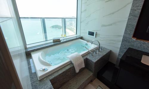 Gambar di galeri bagi LCT Residence di Busan