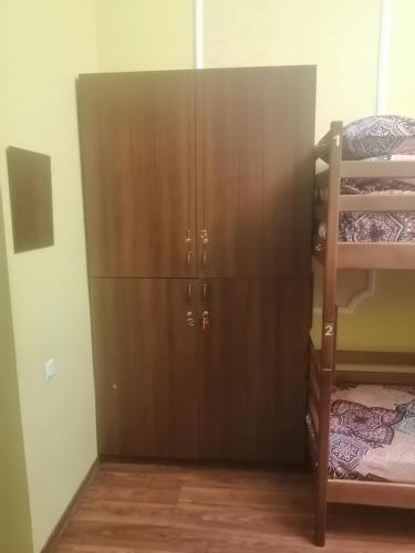 Ένα ή περισσότερα κρεβάτια σε δωμάτιο στο Lviv City Hostel