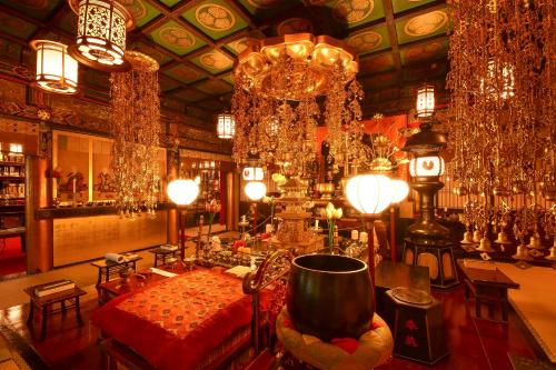 a room filled with lots of lights and chandeliers at 高野山 宿坊 普門院 -Koyasan Shukubo Fumonin- in Koyasan