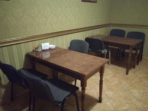 un comedor con 2 mesas y sillas en una habitación en Lviv City Hostel, en Leópolis