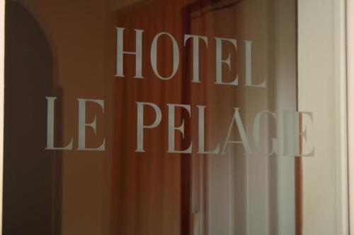 Placa ou logotipo do hotel