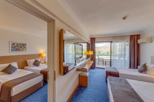 Postel nebo postele na pokoji v ubytování Hotel Grand Efe