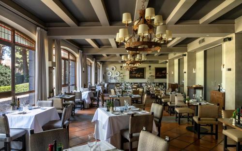 阿維拉的住宿－帕拉多阿維拉酒店，一间带桌椅和吊灯的餐厅