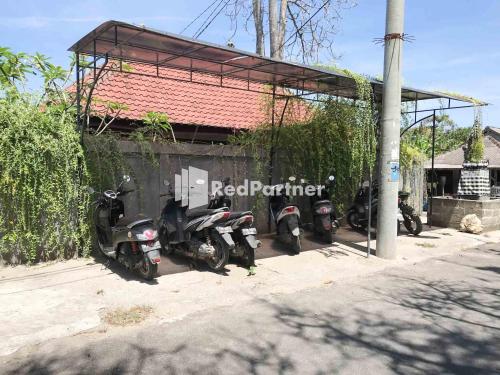 a group of scooters parked in front of a building at The Niti Hut's Lembongan in Nusa Lembongan