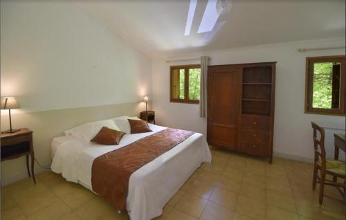 een slaapkamer met een bed en een tafel en stoelen bij Hotel Monte d'Oro in Vizzavona