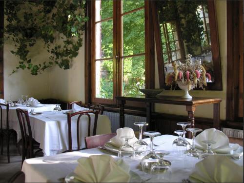 un comedor con mesas con manteles blancos en Hotel Monte d'Oro, en Vizzavona