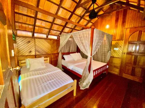 En eller flere senge i et værelse på Villa Dlina Janda Baik
