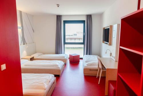 Un pat sau paturi într-o cameră la havenhostel Cuxhaven